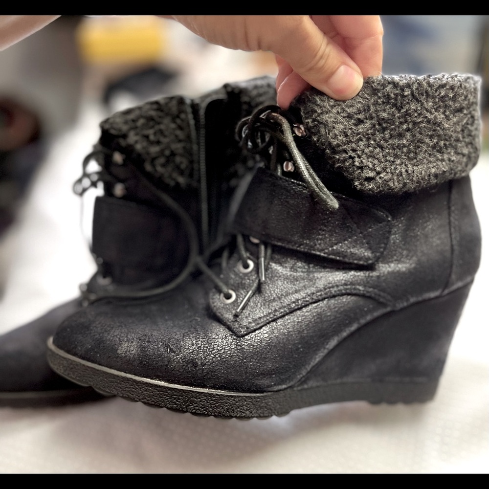 Simply Vera VERAWANG wedge black fur boots  Sz 9😎